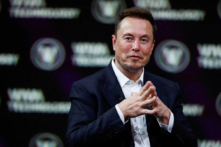 Ông Elon Musk, Tổng Giám đốc của SpaceX và Tesla làm thế tay khi tham dự một hội nghị tại trung tâm triển lãm Porte de Versailles ở Paris, Pháp, hôm 16/06/2023. (Ảnh: Reuters/Gonzalo Fuentes/Ảnh tư liệu)