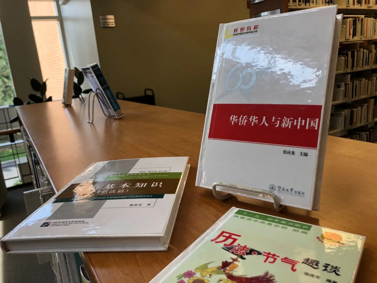 Những quyển sách do chính quyền Trung Quốc tặng cho thư viện thành phố Brossard năm 2017 được trưng bày hôm 12/07/2023. (Ảnh: Noé Chartier/The Epoch Times)