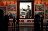 Mọi người đứng trước  bức ảnh của nhà lãnh đạo Trung Quốc Tập Cận Bình tại Bảo tàng Đảng Cộng sản Trung Quốc ở Bắc Kinh vào ngày 04/09/2022. (Ảnh: Noel Celis /AFP qua Getty Images)