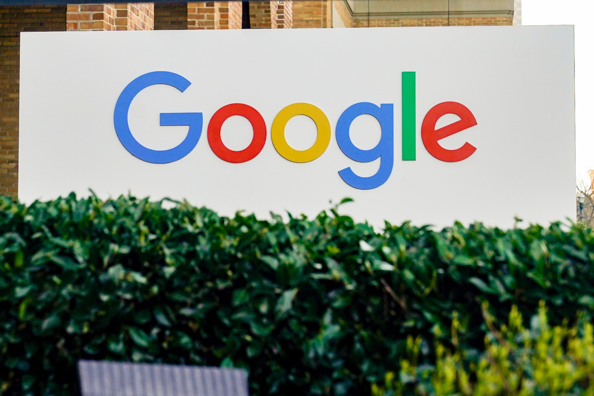 Một bảng hiệu của Google tại văn phòng công ty ở San Francisco, California, hôm 12/04/2023. (Ảnh: Jeff Chiu/AP Photo)