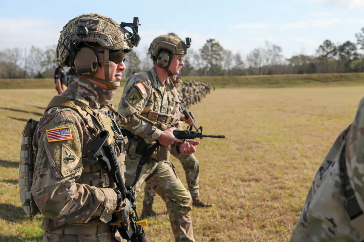 Các binh sĩ Hoa Kỳ thi đấu trong Giải vô địch Vũ khí Hạng nhẹ của Quân đội Hoa Kỳ năm 2022 tại Fort Benning, Georgia, vào ngày 13-19/03/2022. (Ảnh: Michelle Lunato/Lục quân Hoa Kỳ)