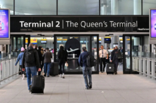 Du khách đến nhà ga số 2 của phi trường London Heathrow ở phía tây London, vào ngày 06/04/2022. (Ảnh: Justin Tallis/AFP/Getty Images/TNS)