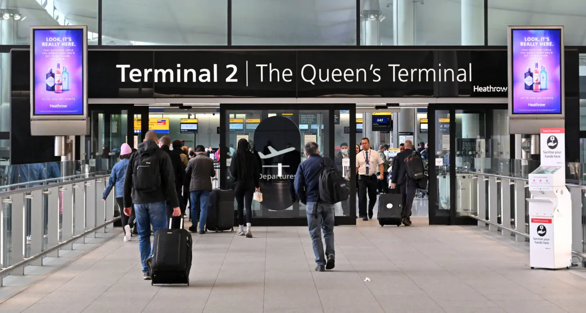 Du khách đến nhà ga số 2 của phi trường London Heathrow ở phía tây London, vào ngày 06/04/2022. (Ảnh: Justin Tallis/AFP/Getty Images/TNS)