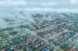 Các container vận chuyển xếp chồng lên nhau tại cảng Chu Sơn ở Ninh Ba, thuộc tỉnh Chiết Giang phía đông Trung Quốc, hôm 19/04/2023. (Ảnh: STR/AFP qua Getty Images)