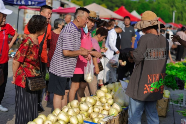 Người mua sắm tại một khu chợ ngoài trời ở Thẩm Dương, tỉnh Liêu Ninh, đông bắc Trung Quốc, hôm 10/07/2023. (Ảnh: STR/AFP qua Getty Images)