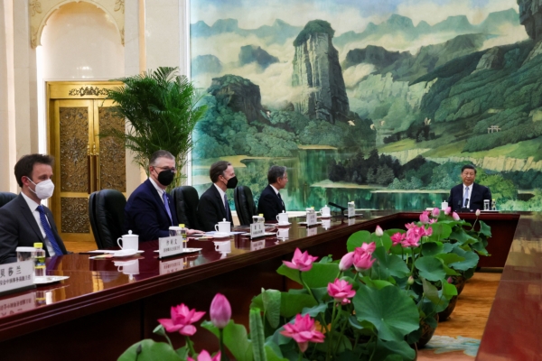 Ngoại trưởng Antony Blinken (thứ 4 bên trái) tham dự một cuộc gặp với nhà lãnh đạo Trung Quốc Tập Cận Bình (bên phải) tại Đại lễ đường Nhân dân ở Bắc Kinh, hôm 19/06/2023. (Ảnh: Leah Millis/AFP qua Getty Images)