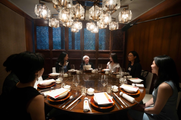 Bộ trưởng Ngân khố Hoa Kỳ Janet Yellen (giữa) nói trong một bữa tiệc trưa bàn công việc với các nhà kinh tế nữ ở Bắc Kinh, Trung Quốc, hôm 08/07/2023. (Ảnh: Mark Schiefelbein/AFP qua Getty Images)