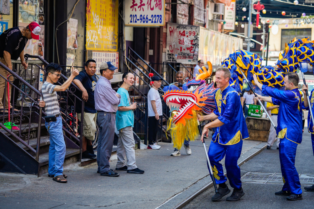 Các học viên Pháp Luân Công tham gia lễ diễn hành đánh dấu 24 năm cuộc đàn áp đối với môn tu luyện tinh thần này ở Trung Quốc, tại khu Chinatown của New York hôm 15/07/2023. (Ảnh: Samira Bouaou/The Epoch Times)3