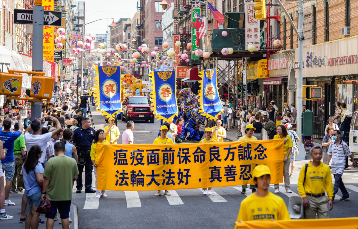 Các học viên Pháp Luân Công tham gia lễ diễn hành đánh dấu 24 năm cuộc đàn áp đối với môn tu luyện tinh thần này ở Trung Quốc, tại khu Chinatown của New York hôm 15/07/2023. (Ảnh: Samira Bouaou/The Epoch Times)0