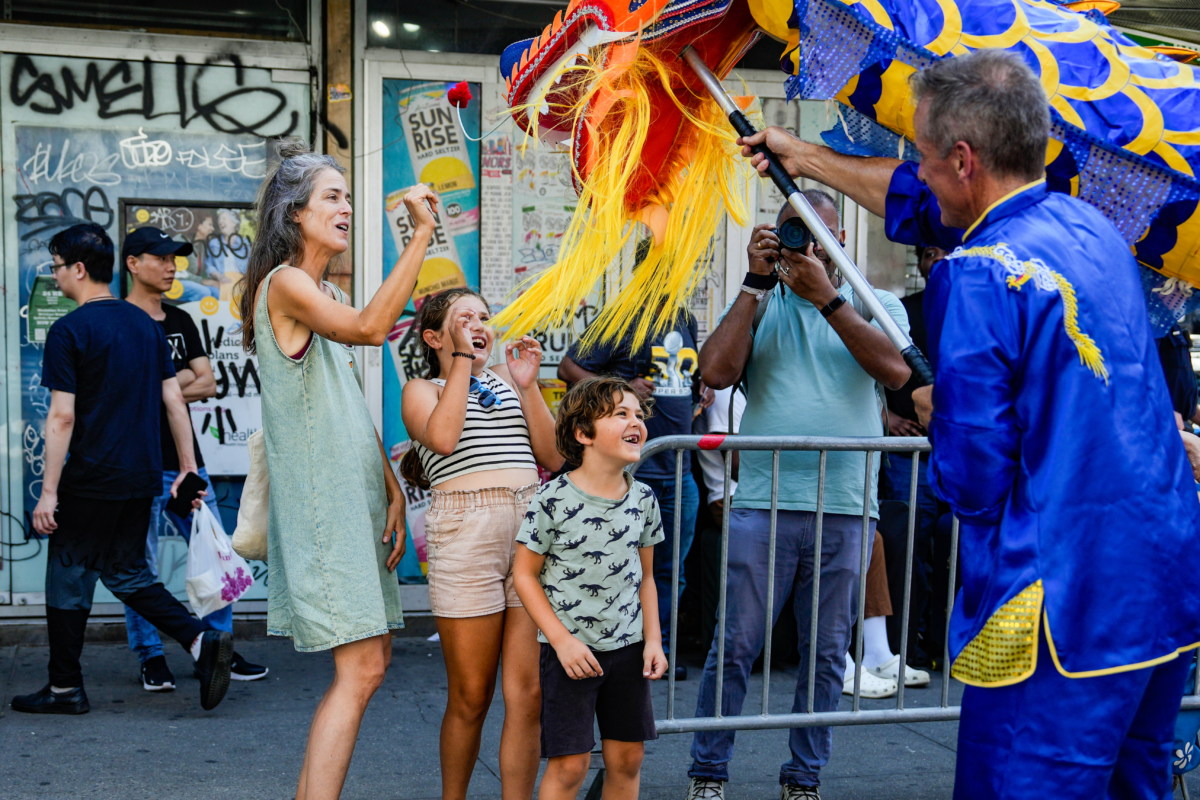 Các học viên Pháp Luân Công tham gia lễ diễn hành đánh dấu 24 năm cuộc đàn áp đối với môn tu luyện tinh thần này ở Trung Quốc, tại khu Chinatown của New York hôm 15/07/2023. (Ảnh: Samira Bouaou/The Epoch Times)14