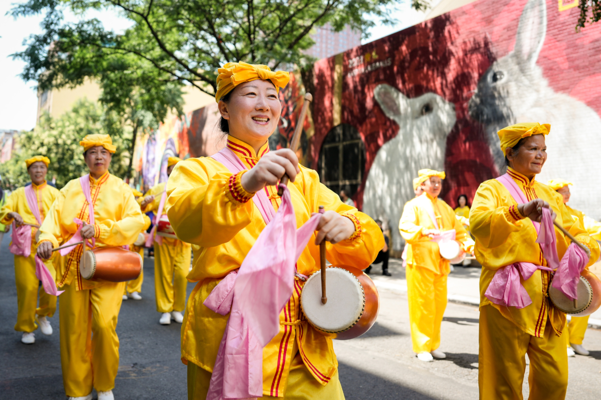 Các học viên Pháp Luân Công tham gia lễ diễn hành đánh dấu 24 năm cuộc đàn áp đối với môn tu luyện tinh thần này ở Trung Quốc, tại khu Chinatown của New York hôm 15/07/2023. (Ảnh: Samira Bouaou/The Epoch Times)13