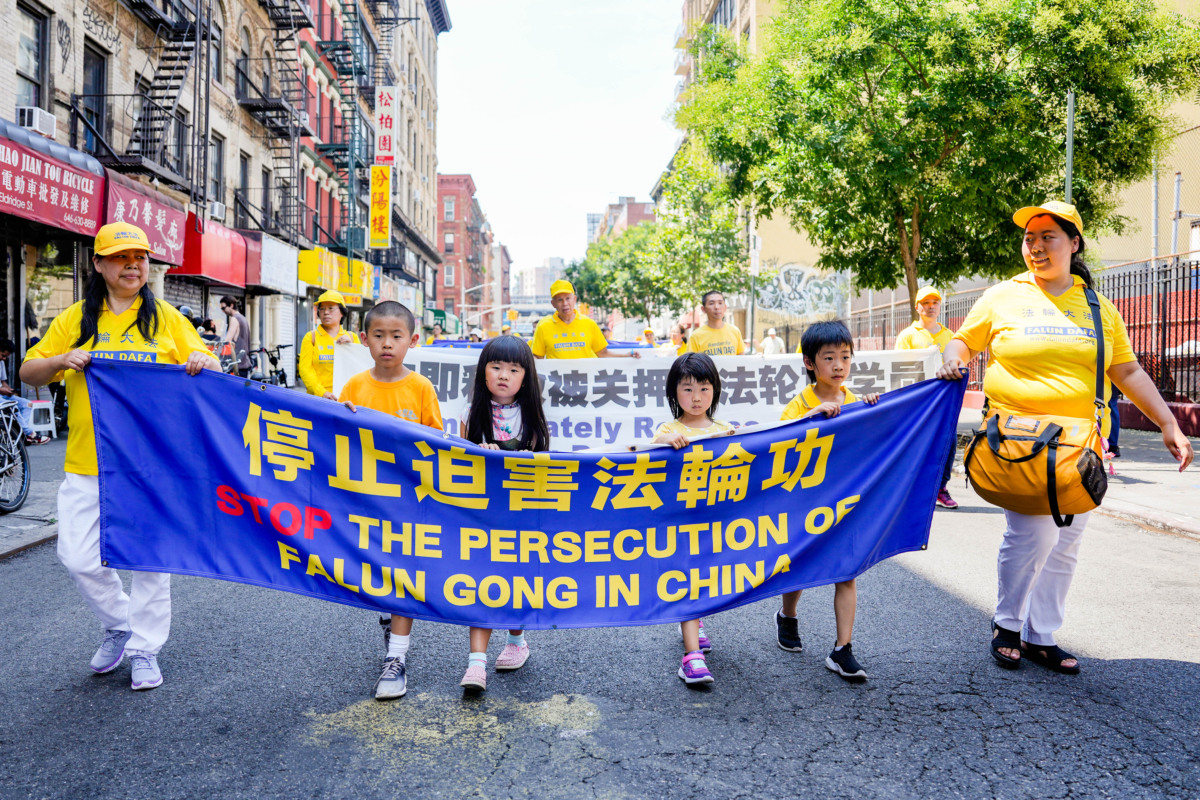 Các học viên Pháp Luân Công tham gia lễ diễn hành đánh dấu 24 năm cuộc đàn áp đối với môn tu luyện tinh thần này ở Trung Quốc, tại khu Chinatown của New York hôm 15/07/2023. (Ảnh: Samira Bouaou/The Epoch Times)15