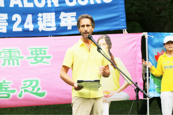 Ông Joel Chipkar, phát ngôn viên của Hiệp hội Pháp Luân Đại Pháp Canada, diễn thuyết tại một cuộc tập hợp ở Công viên Nữ hoàng ở Toronto hôm 15/07/2023 để kêu gọi chính quyền Trung Quốc chấm dứt cuộc đàn áp Pháp Luân Công ở Trung Quốc. (Ảnh: Andrew Chen/The Epoch Times)