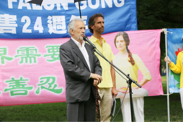 Cựu Thượng nghị sĩ Consiglio Di Nino diễn thuyết tại một cuộc tập hợp ở Công viên Nữ hoàng ở Toronto hôm 15/07/2023, kêu gọi chính quyền Trung Quốc chấm dứt chiến dịch bức hại các học viên Pháp Luân Công. (Ảnh: Andrew Chen/The Epoch Times)