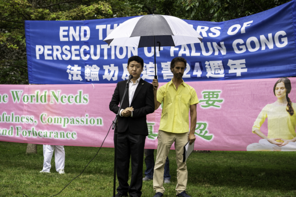 Anh Tưởng Giai Ký (Jiang Jiaji), một người đại diện của Liên minh Dân chủ, một tổ chức ủng hộ dân chủ cho Hồng Kông, trình bày tại một cuộc tập hợp ủng hộ Pháp Luân Công tại Công viên Nữ hoàng ở Toronto hôm 15/07/2023. (Ảnh: Evan Ning/The Epoch Times)