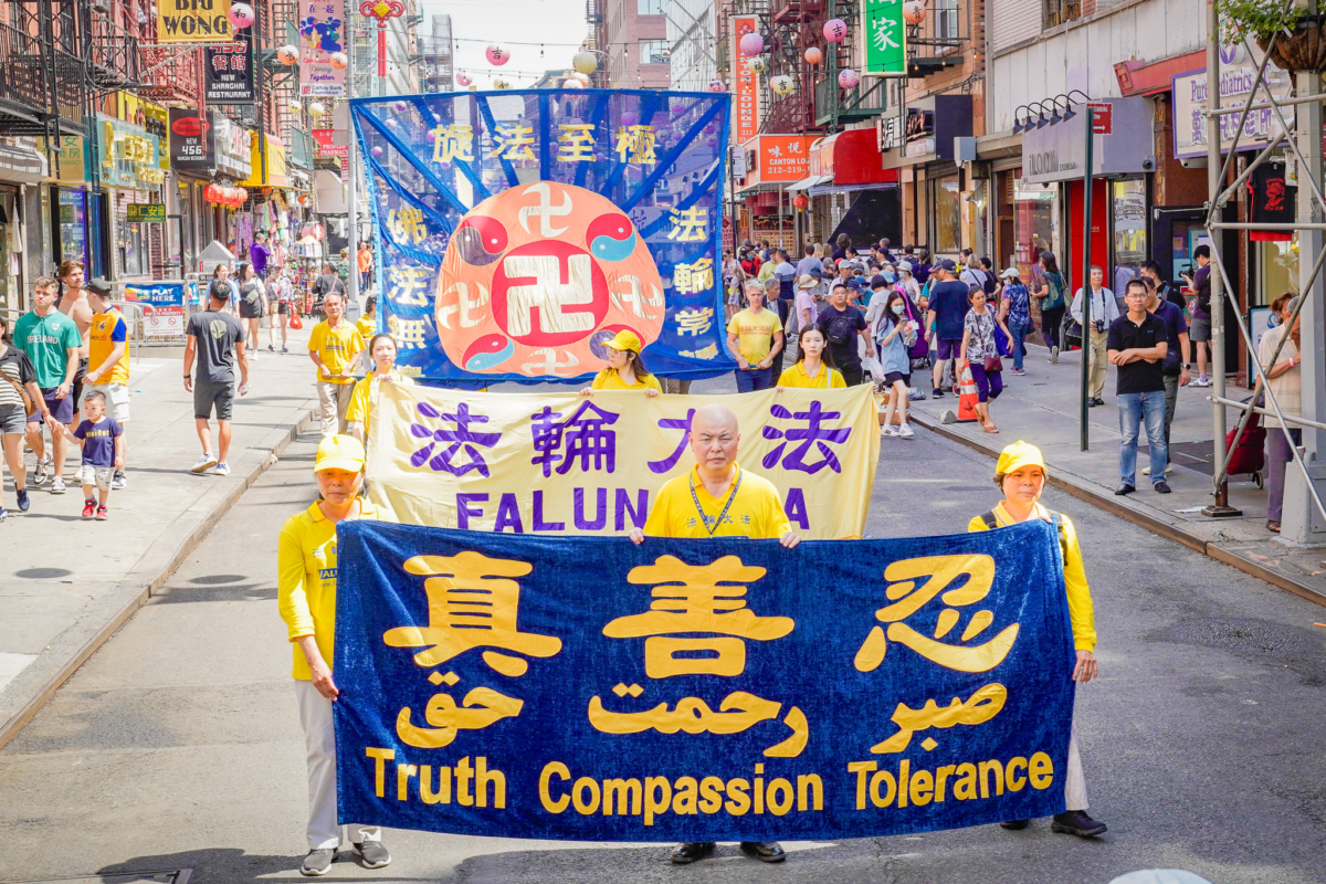 Các học viên Pháp Luân Công tham gia lễ diễn hành đánh dấu 24 năm cuộc đàn áp đối với môn tu luyện tinh thần này ở Trung Quốc, tại khu Chinatown của New York hôm 15/07/2023. (Ảnh: Jingyi Zhang/The Epoch Times)4