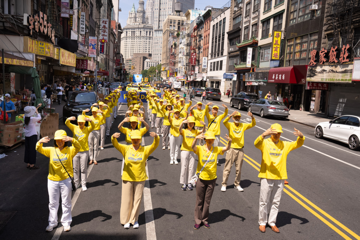 Các học viên Pháp Luân Công tham gia lễ diễn hành đánh dấu 24 năm cuộc đàn áp đối với môn tu luyện tinh thần này ở Trung Quốc, tại khu Chinatown của New York hôm 15/07/2023. (Ảnh: Larry Dye/The Epoch Times)17