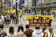Hàng trăm học viên Pháp Luân Công đã tham gia một cuộc tập hợp và diễn hành qua trung tâm thành phố Toronto hôm 15/07/2023 để kêu gọi chính quyền Trung Quốc chấm dứt cuộc đàn áp Pháp Luân Công. (Ảnh: Evan Ning/The Epoch Times)