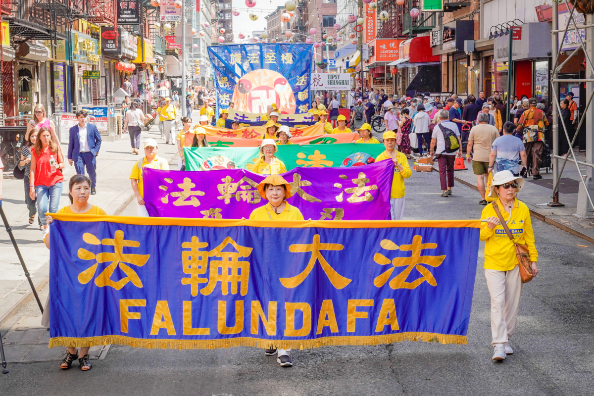 Các học viên Pháp Luân Công tham gia lễ diễn hành đánh dấu 24 năm cuộc đàn áp đối với môn tu luyện tinh thần này ở Trung Quốc, tại khu Chinatown của New York hôm 15/07/2023. (Ảnh: Jingyi Zhang/The Epoch Times)11