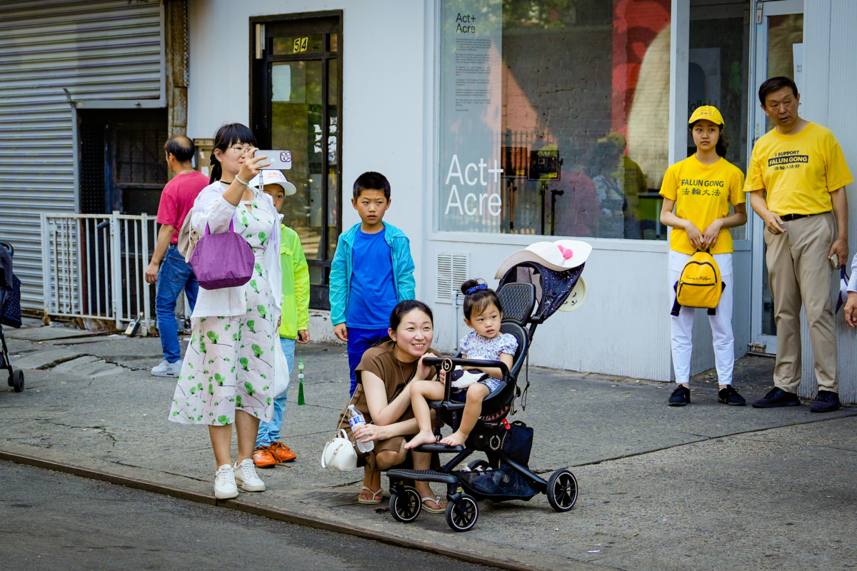 Người dân thích thú xem lễ diễn hành đánh dấu 24 năm cuộc đàn áp đối với các học viên Pháp Luân Công ở Trung Quốc, tại khu Chinatown của New York hôm 15/07/2023. (Ảnh: Samira Bouaou/The Epoch Times)19