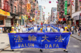Các học viên Pháp Luân Công tham gia lễ diễn hành đánh dấu 24 năm cuộc đàn áp đối với môn tu luyện tinh thần này ở Trung Quốc, tại khu Chinatown của New York hôm 15/07/2023. (Ảnh: Samira Bouaou/The Epoch Times)