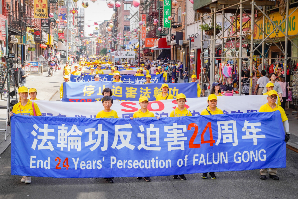 Các học viên Pháp Luân Công tham gia lễ diễn hành đánh dấu 24 năm cuộc đàn áp đối với môn tu luyện tinh thần này ở Trung Quốc, tại khu Chinatown của New York hôm 15/07/2023. (Ảnh: Jingyi Zhang/The Epoch Times)2