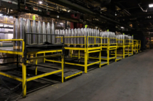 Những quả đạn pháo 155 mm nằm trong xưởng sản xuất tại Nhà máy Đạn dược Lục quân Scranton ở Scranton, Pennsylvania, hôm 12/04/2023. (Ảnh: Hannah Beier/Getty Images)