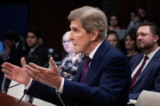 Đặc phái viên Khí hậu Hoa Kỳ John Kerry làm chứng trong phiên điều trần của Tiểu ban Giám sát và Trách nhiệm Giải trình Hạ viện tại Capitol Hill ở Hoa Thịnh Đốn, hôm 13/07/2023. (Ảnh: Brendan Smialowski/AFP qua Getty Images)