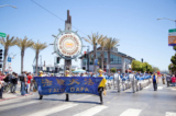 Các học viên Pháp Luân Đại Pháp diễn hành qua Fisherman’s Wharf ở San Francisco, hôm 15/07/2023. (Ảnh: Lear Zhou/The Epoch Times)