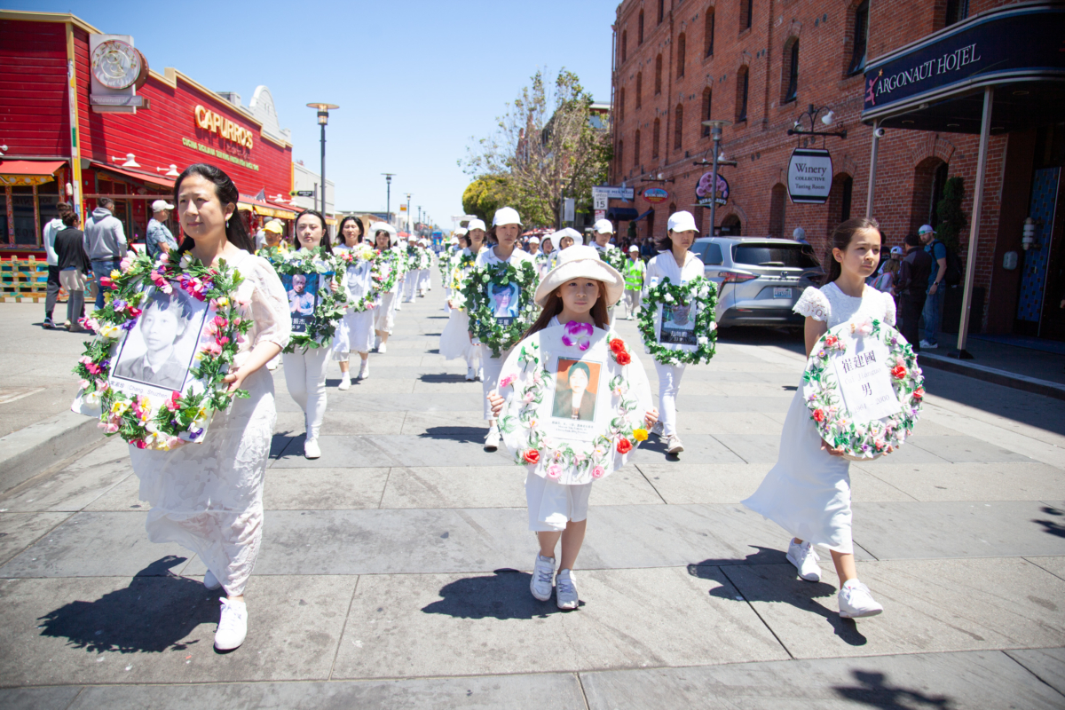 Những người tham gia diễn hành trong trang phục màu trắng tưởng niệm những người đã thiệt mạng trong cuộc bức hại Pháp Luân Công ở Trung Quốc trong một cuộc diễn hành lớn được tổ chức tại San Francisco, hôm 15/07/2023. (Ảnh: Lear Zhou/The Epoch Times)