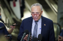 Thượng nghị sĩ Charles Schumer (Dân Chủ-New York) nói chuyện trong cuộc họp báo tại Điện Capitol ở Hoa Thịnh Đốn hôm 11/07/2023. (Ảnh: Madalina Vasiliu/The Epoch Times)