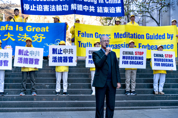 Ông Paul Folley, tổng giám đốc của Australia TFP, nói tại một cuộc biểu tình ở Sydney hôm 14/07. (Ảnh: Wade Zhong/The Epoch Times)
