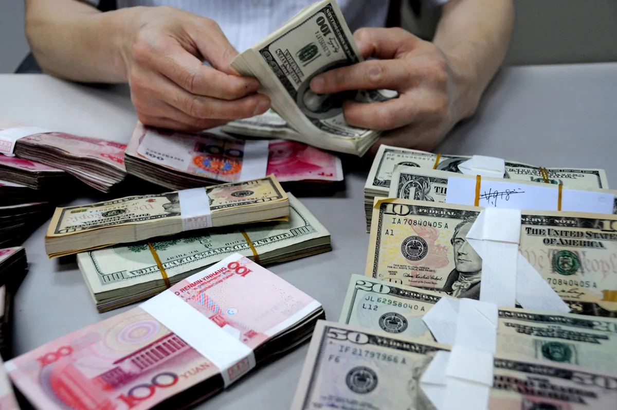 Một nhân viên đếm tiền tại một chi nhánh của Ngân hàng Trung Quốc ở Liên Vân Cảng, tỉnh Giang Tô, Trung Quốc, hôm 10/08/2011. (Ảnh: VCG/VCG qua Getty Images)