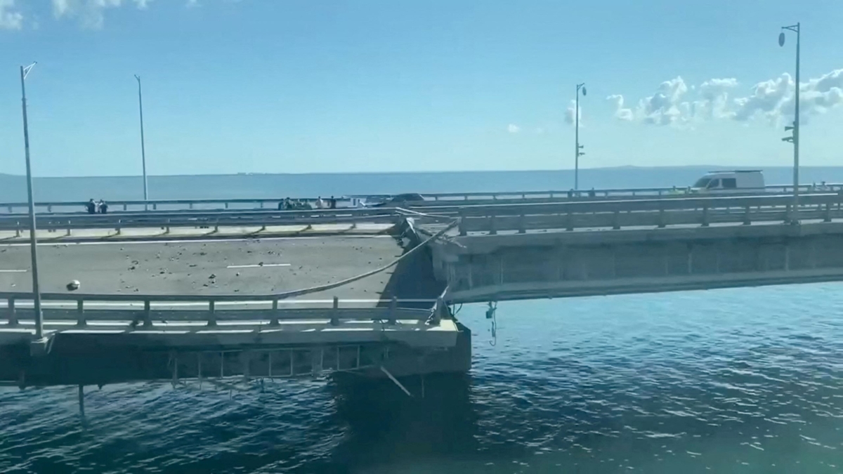 Một đoạn đường bị chia cắt và nghiêng sang một bên sau cuộc tấn công vào Cầu Crimea, trong ảnh tĩnh được lấy từ video phát hành hôm 17/07/2023. (Ảnh: Сrimea24tv/Phát qua Reuters)