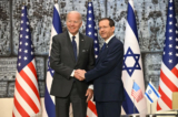 Tổng thống Joe Biden chụp ảnh chung với Tổng thống Israel Isaac Herzog (phải) tại dinh tổng thống ở Jerusalem vào ngày 14/07/2022. (Ảnh: Mandel Ngan/AFP qua Getty Images)