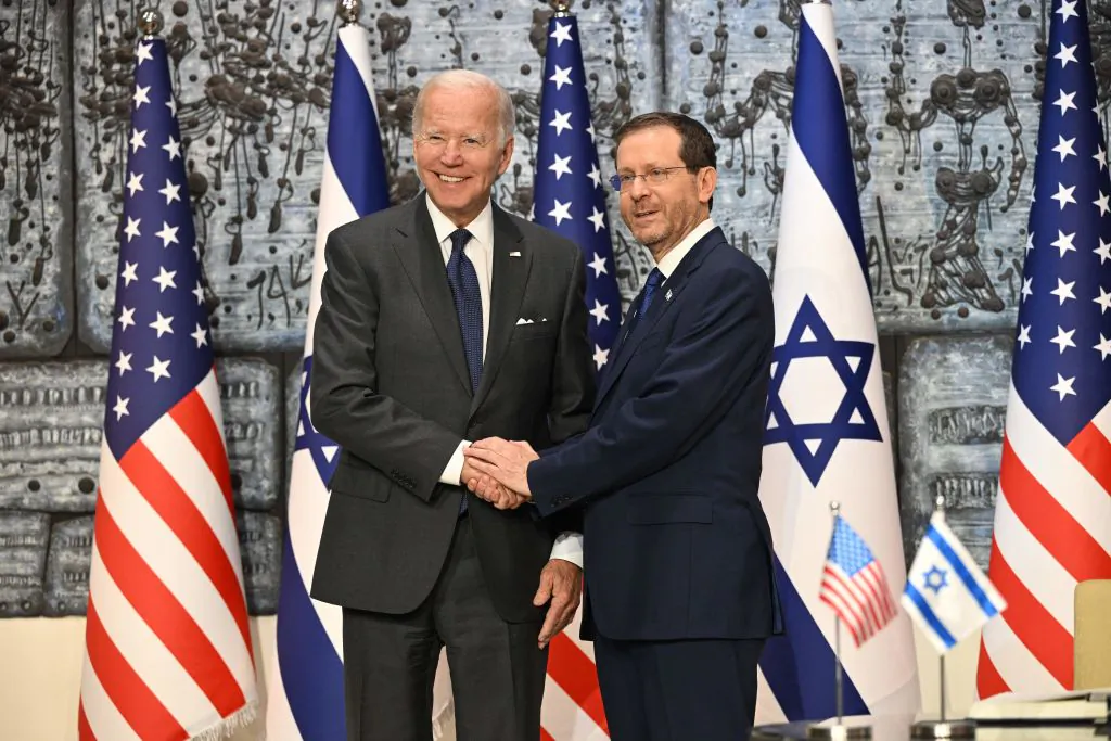 Tổng thống Joe Biden chụp ảnh chung với Tổng thống Israel Isaac Herzog (phải) tại dinh tổng thống ở Jerusalem vào ngày 14/07/2022. (Ảnh: Mandel Ngan/AFP qua Getty Images)