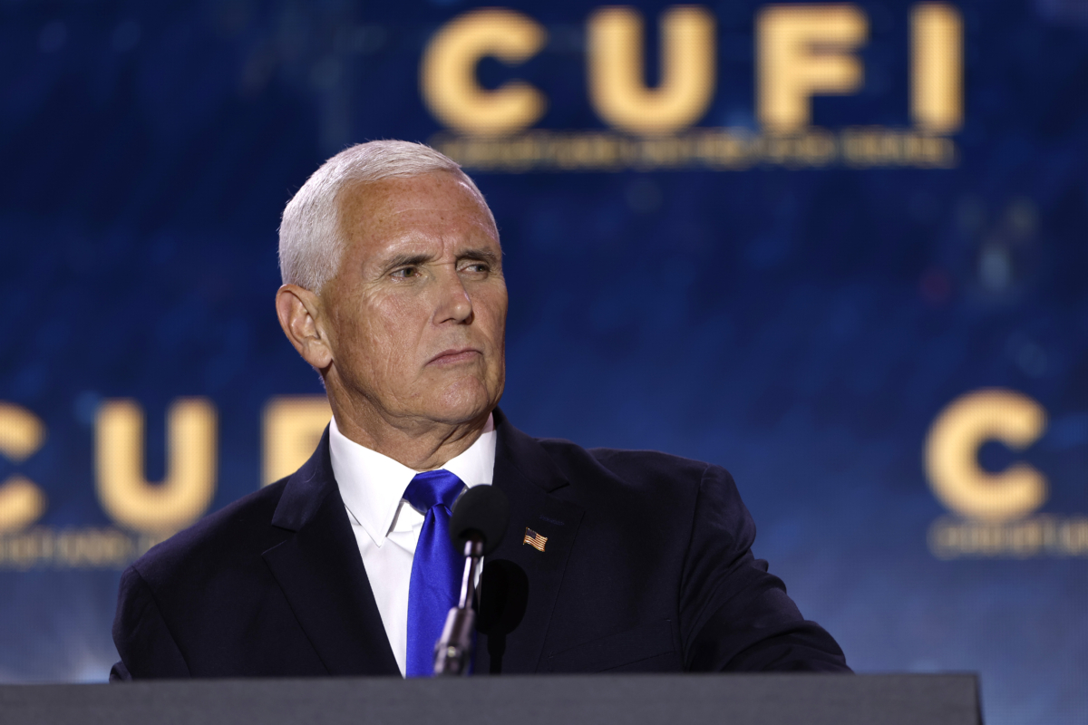 Ứng cử viên tổng thống của Đảng Cộng Hòa kiêm cựu Phó Tổng thống Mike Pence trình bày tại hội nghị thượng đỉnh Hiệp hội Tín đồ Cơ Đốc Giáo vì Israel (CUFI) ở Arlington, Virginia, hôm 17/07/2023. (Ảnh: Anna Moneymaker/Getty Images)