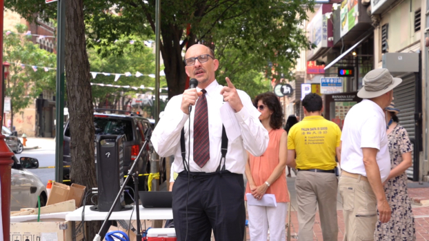 Tiến sĩ Mark Thomas, trưởng khoa khoa học chính trị tại Đại học La Salle, nói chuyện tại cuộc mít tinh ở Khu phố Tàu Philadelphia hôm 15/07, để kêu gọi chấm dứt cuộc bức hại Pháp Luân Công ở Trung Quốc. (Ảnh: William Huang/The Epoch Times)