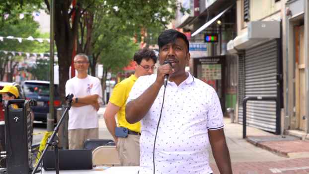 Ông Aaron Bashir, ứng cử viên cho vị trí Kiểm soát viên Thành phố Philadelphia, đã nói tại cuộc mít tinh ở Khu phố Tàu Philadelphia hôm 15/07, nhằm kêu gọi chấm dứt cuộc đàn áp Pháp Luân Công ở Trung Quốc. (Ảnh: William Huang/The Epoch Times)