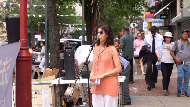 Bà Jessica Russo, một thành viên của Hiệp hội Bác sĩ Chống Cưỡng bức Thu hoạch Nội tạng (DAFOH.org) đã nói tại cuộc mít tinh ở Khu phố Tàu Philadelphia, hôm 15/07/2023. (Ảnh: William Huang/The Epoch Times)