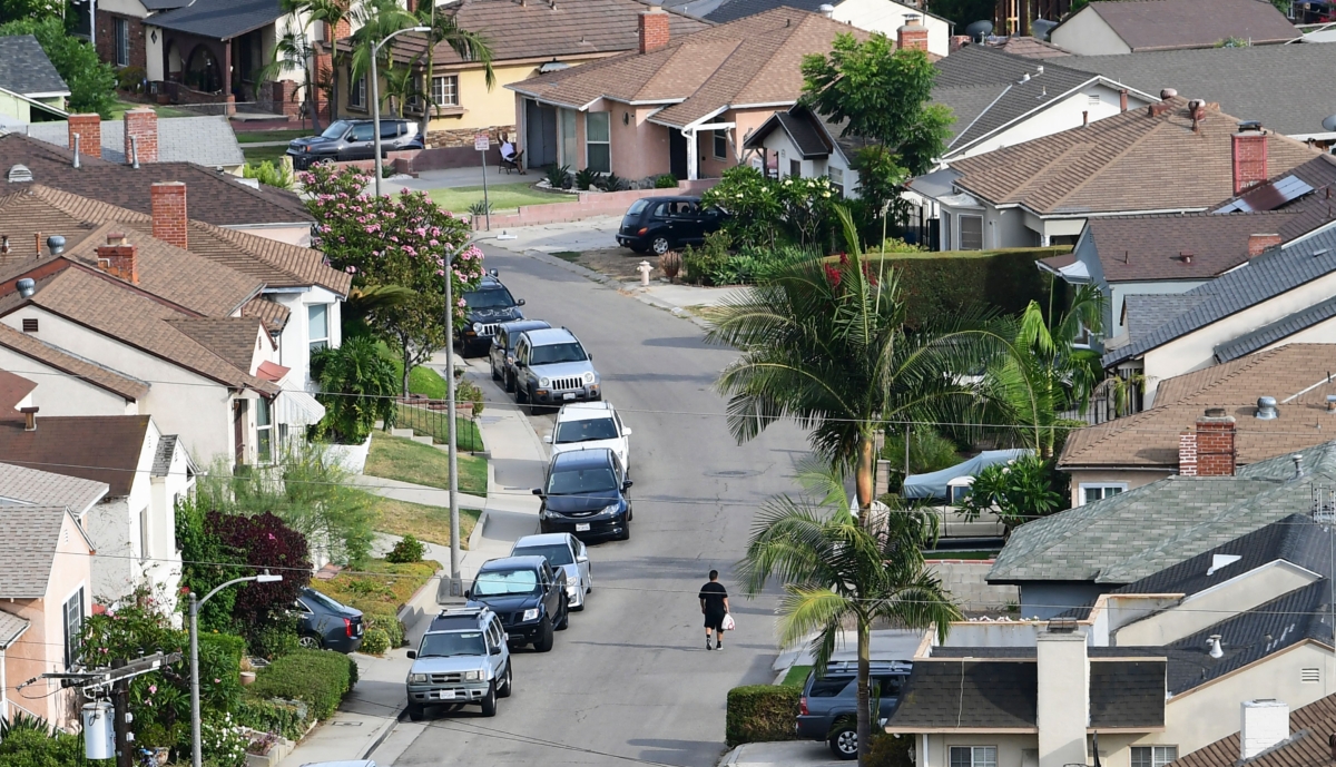 Một người đàn ông đi dọc con phố trong khu nhà dành cho một gia đình (single-family home) ở Los Angeles, California, hôm 30/07/2021, một ngày trước khi lệnh cấm trục xuất trên toàn quốc do đại dịch virus corona có từ năm 2020 hết hiệu lực. (Ảnh: Frederic J. Brown/AFP qua Getty Images)