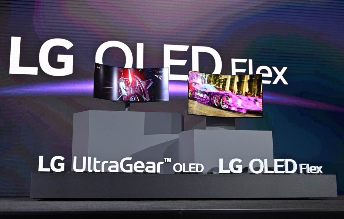 Ti-vi LG OLED Flex được trưng bày trong một sự kiện báo chí của LG tại CES 2023 ở Trung tâm Hội nghị Vịnh Mandalay thuộc Las Vegas, Nevada, hôm 04/01/2023. CES, triển lãm thương mại công nghệ tiêu dùng thường niên lớn nhất thế giới, diễn ra từ ngày 05-08/01/2023 và có khoảng 3,100 nhà triển lãm trưng bày các sản phẩm và dịch vụ mới nhất của họ cho hơn 100,000 người tham dự. (Ảnh: David Becker/Getty Images)