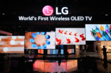 Một dãy ti-vi OLED không dây của LG được trưng bày trong gian hàng của LG trong buổi xem trước trước Triển lãm Điện tử Tiêu dùng (CES) ở Las Vegas, Nevada, hôm 04/01/2023. (Ảnh: Patrick T. Fallon/AFP qua Getty Images)