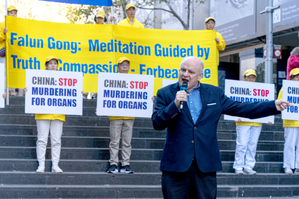 Ông Andrew Wilson, cựu thị trưởng thành phố Parramatta, phát biểu tại một cuộc biểu tình ở Sydney hôm 14/07. (Ảnh: Wade Zhong/The Epoch Times)
