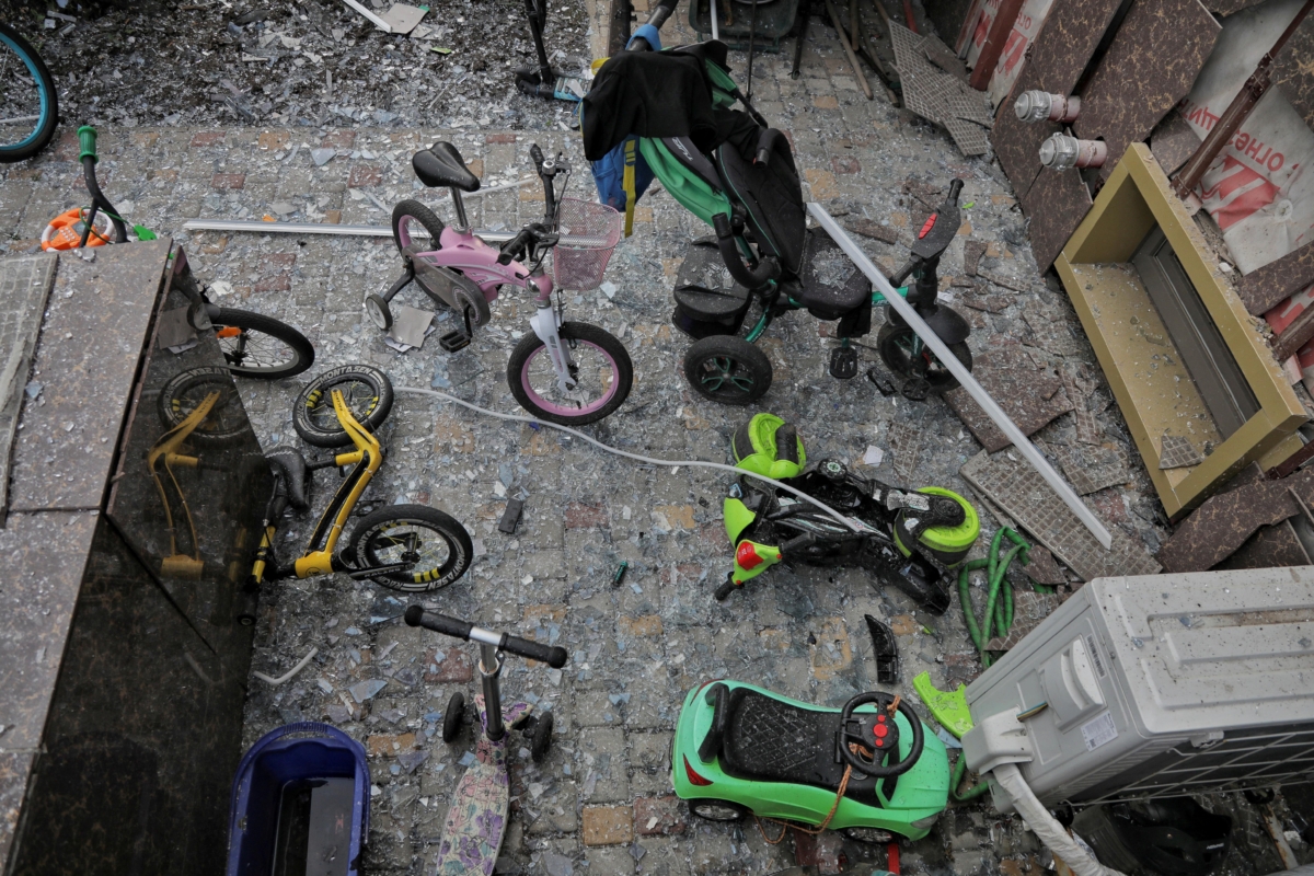 Những chiếc xe đạp trẻ em giữa đống đổ nát trong một tòa nhà chung cư bị hư hại trong cuộc không kích bằng phi đạn và drone của Nga, trong bối cảnh Nga tấn công Ukraine, gần Odesa, Ukraine, hôm 19/07/2023. (Ảnh: Stringer/Reuters)