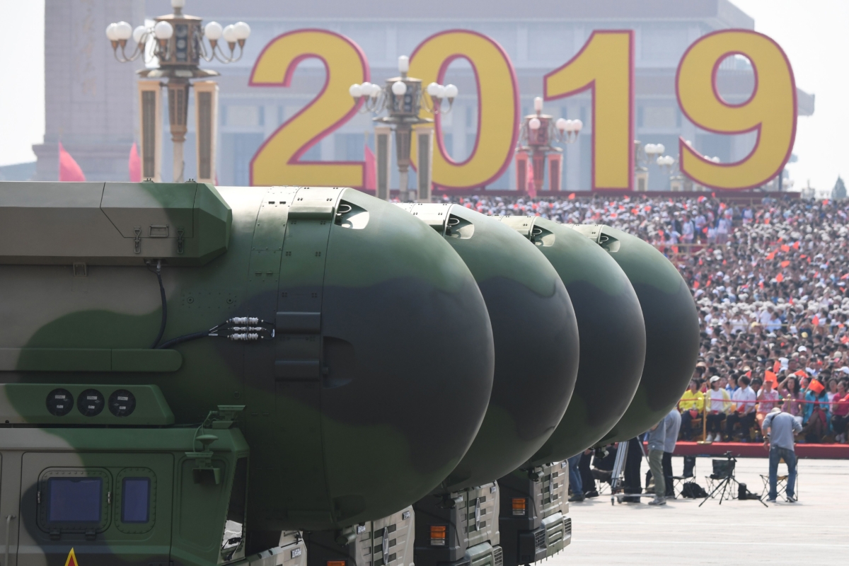 Đánh dấu kỷ niệm 70 năm Đảng Cộng sản Trung Quốc cầm quyền, hỏa tiễn đạn đạo xuyên lục địa có khả năng mang đầu đạn hạt nhân DF-41 được thấy trong cuộc duyệt binh tại Quảng trường Thiên An Môn ở Bắc Kinh, vào ngày 01/10/2019. (Ảnh: Greg Baker/AFP qua Getty Images)