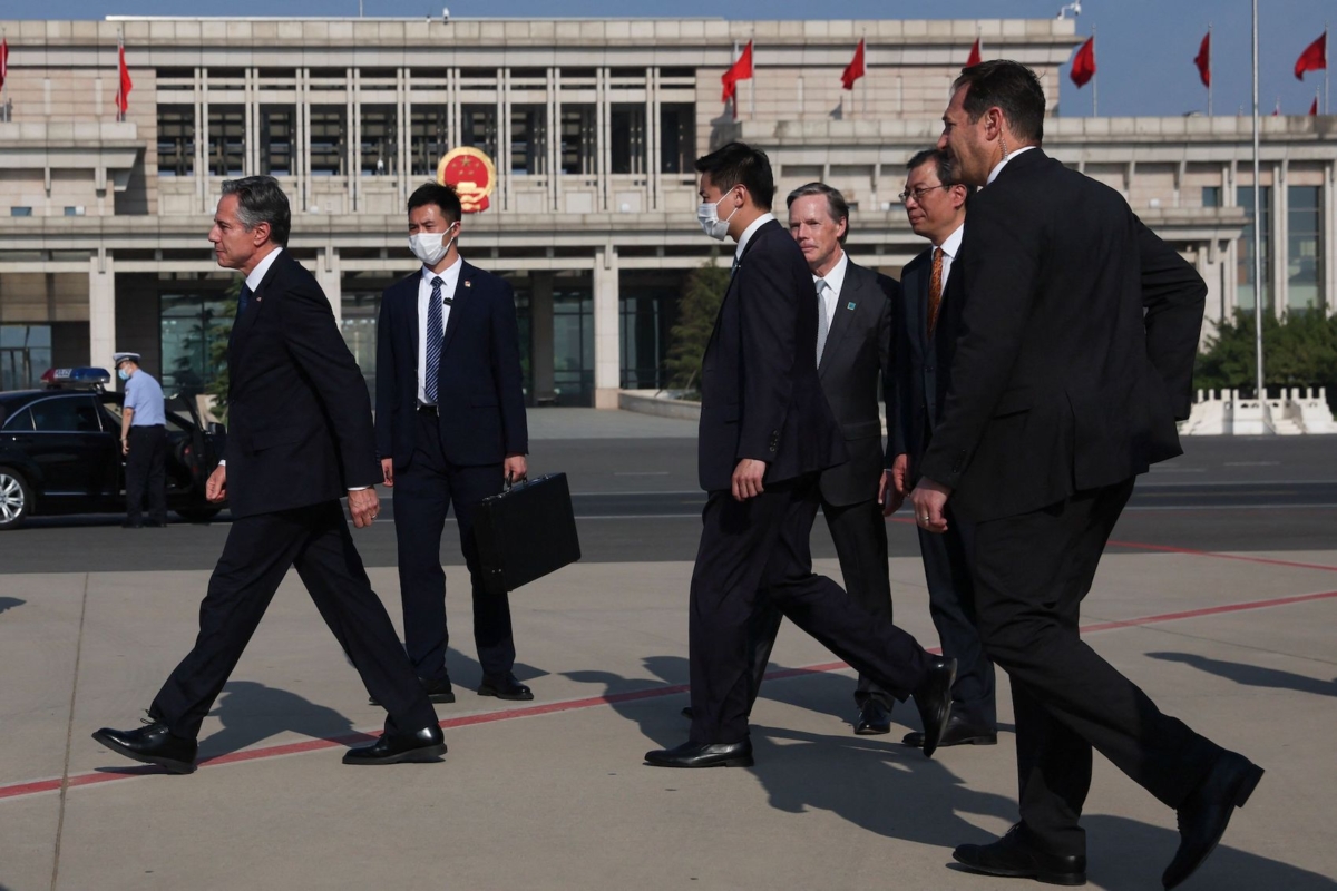 Ngoại trưởng Hoa Kỳ Antony Blinken bước đi sau khi đến Bắc Kinh, Trung Quốc, hôm 18/06/2023. (Ảnh: Leah Millis/AFP qua Getty Images)