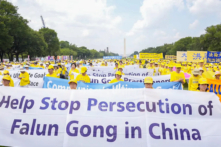 Các học viên Pháp Luân Công kêu gọi chấm dứt cuộc đàn áp đối với môn tu luyện tinh thần này ở Trung Quốc, trong một sự kiện đánh dấu 24 năm kể từ khi cuộc đàn áp bắt đầu, tại Capitol Hill, hôm 20/07/2023. (Ảnh: Samira Bouaou/The Epoch Times)