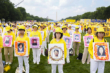 Các học viên Pháp Luân Công kêu gọi chấm dứt cuộc đàn áp nhóm tinh thần này ở Trung Quốc, trong một sự kiện đánh dấu 24 năm kể từ khi bắt đầu cuộc đàn áp, tại Capitol Hill hôm 20/07/2023. (Ảnh: Samira Bouaou/The Epoch Times)