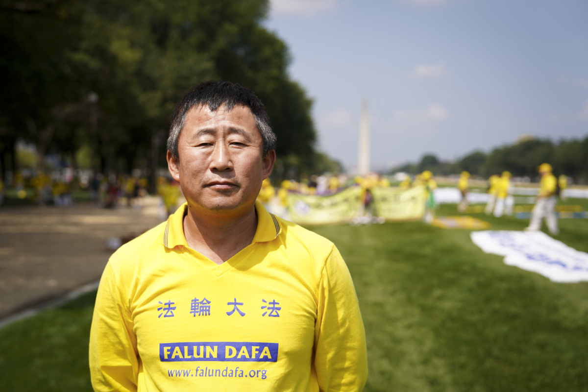 Ông Liang Guiyu, một học viên Pháp Luân Công đến từ Flushing, New York, tại National Mall ở Hoa Thịnh Đốn, hôm 20/07/2023. (Ảnh: Madalina Vasiliu/The Epoch Times)